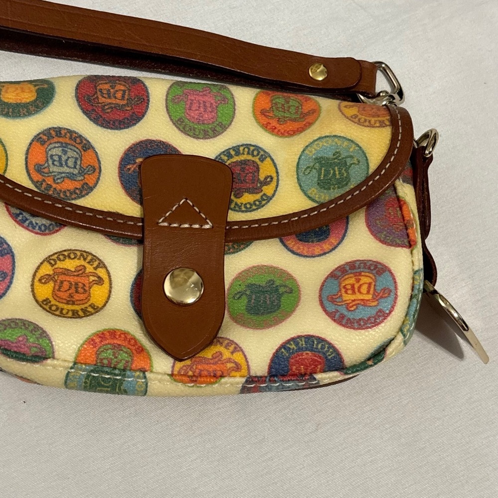 DOONEY & BOURKE adorable wristlet with logo design and brown leather detailing - Picture 3 of 13